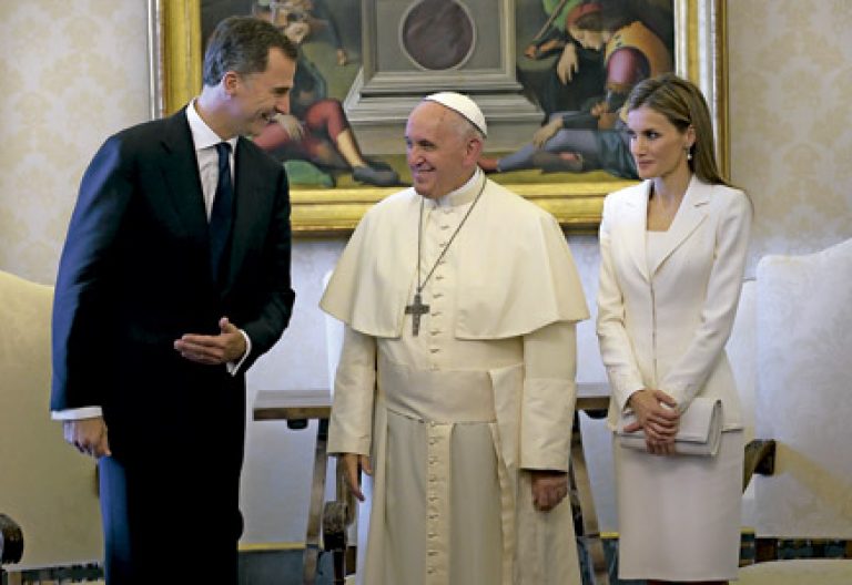 reyes de España Felipe VI y Letizia con el papa Francisco junio 2014