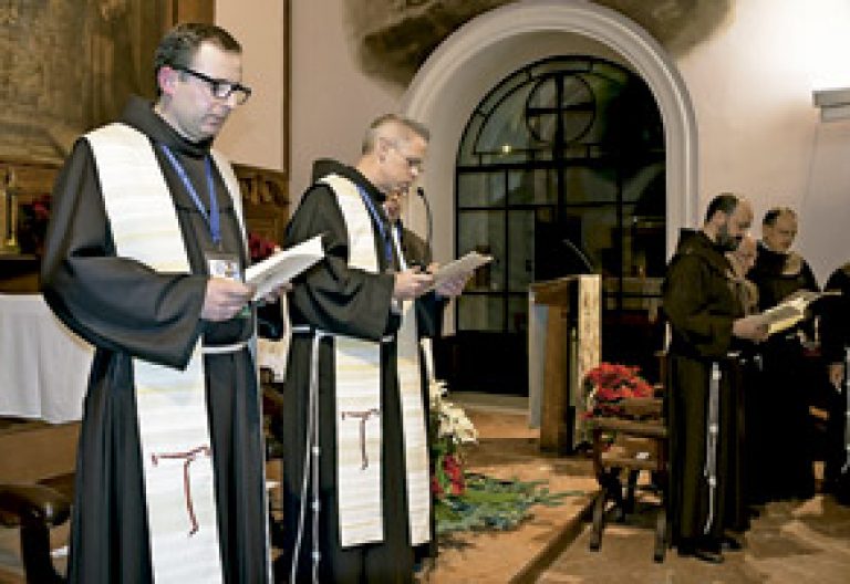 Juan Carlos Moya, provincial de España de los franciscanos menores, y Michael A. Perry, ministro general de los franciscanos enero 2015