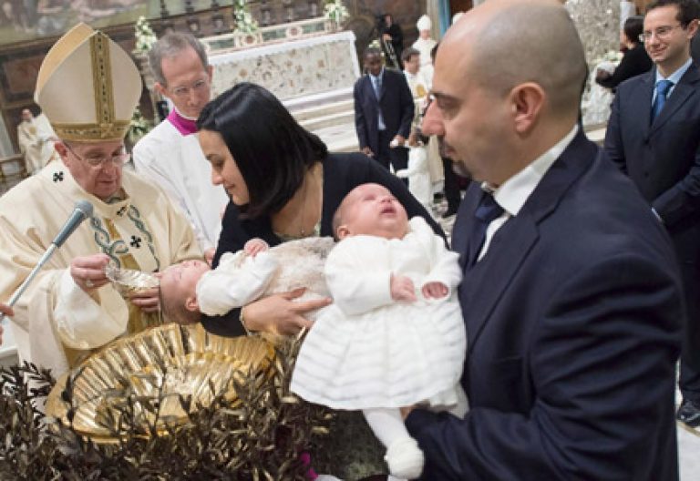 papa Francisco bautiza a 33 niños en la Capilla Sixtina 11 enero 2015