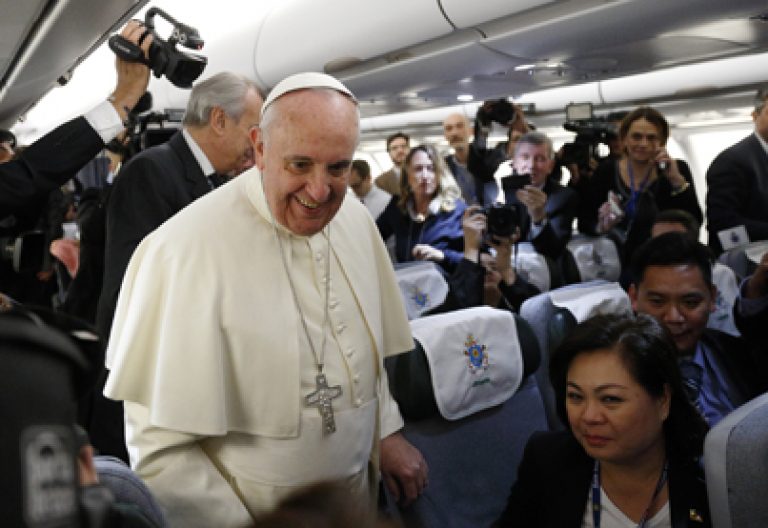 Papa Francisco en el avión con periodistas