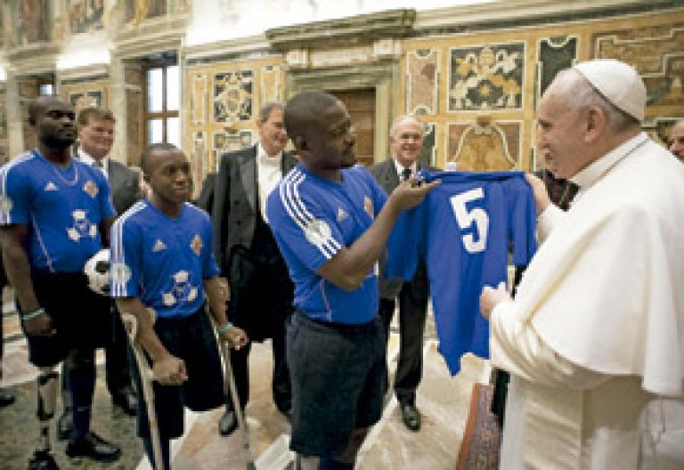 papa Francisco con un grupo de haitianos lisiados