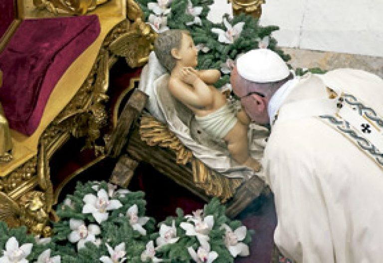 papa Francisco besa figura del Niño Jesús en Navidad 2014