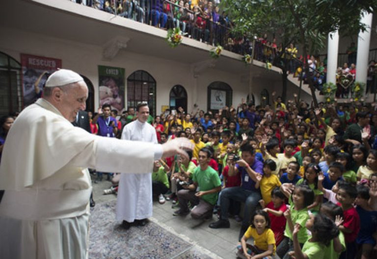 papa Francisco en un hogar para niños de la calle en Manila, Filipinas, 16 enero 2015