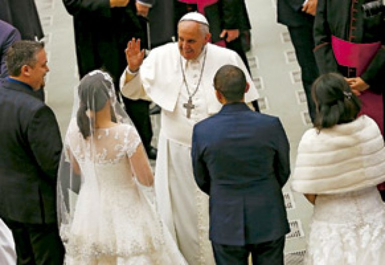 papa Francisco bendice a dos matrimonios