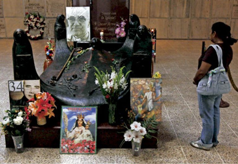 tumba de monseñor Óscar Romero, arzobispo de San Salvador