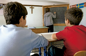 dos niños alumnos estudiantes en un aula en un colegio católico