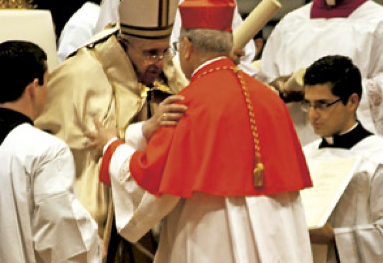 cardenal Ricardo Blázquez recibe el birrete y el anillo cardenalicios de manos del papa Francisco consistorio 14 febrero 2015