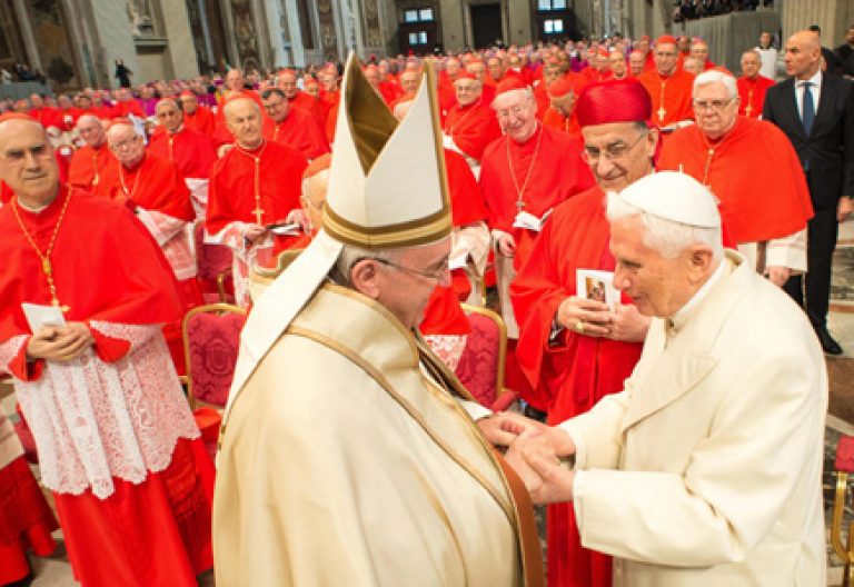 papa Francisco y Benedicto XVI en el consistorio de creación de nuevos cardenales 14 febrero 2015