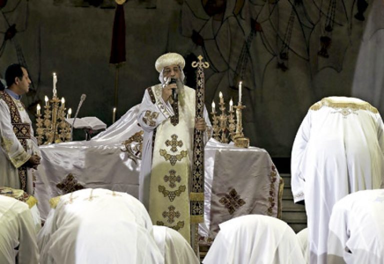 Tawadros, patriarca copto ortodoxo, reza por los 21 coptos asesinados en Libia a manos del Estado Islámico febrero 2015