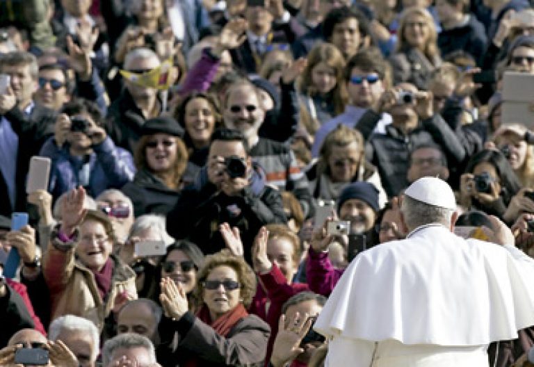 papa Francisco saluda a la gente