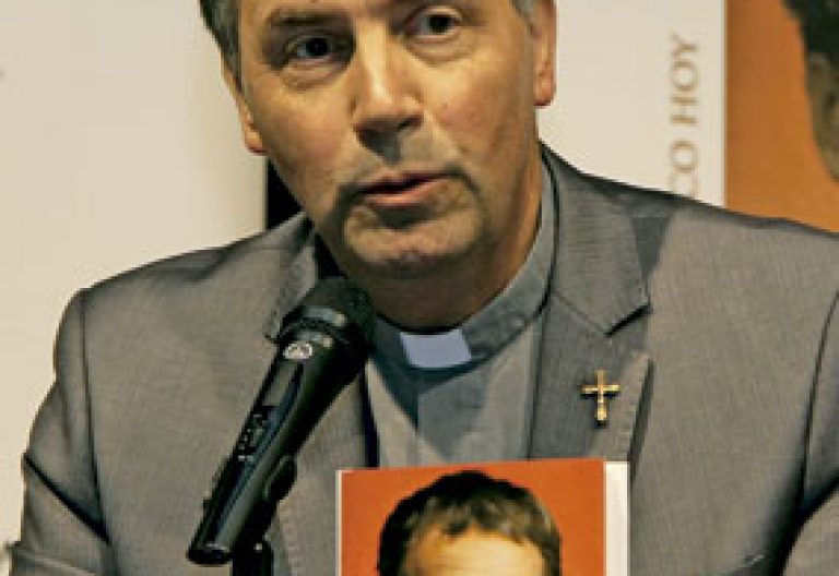 Ángel Fernández Artime, rector mayor salesiano, presenta un libro homenaje a Don Bosco abril 2015