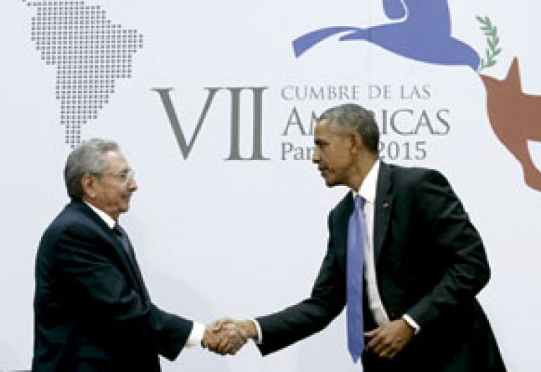 Raúl Castro y Barack Obama se encuentran en la Cumbre de las Américas, Panamá, abril 2015