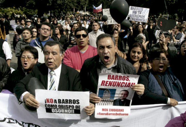 protestas con globos negros para mostrar su rechazo al nombramiento de Juan Barros como obispo de Osorno