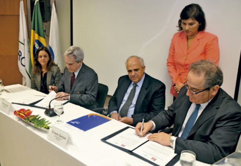 Leoncio Fernández, director de la Fundación SM, firma el acuerdo de convocatoria del Premio Óscar Arnulfo Romero