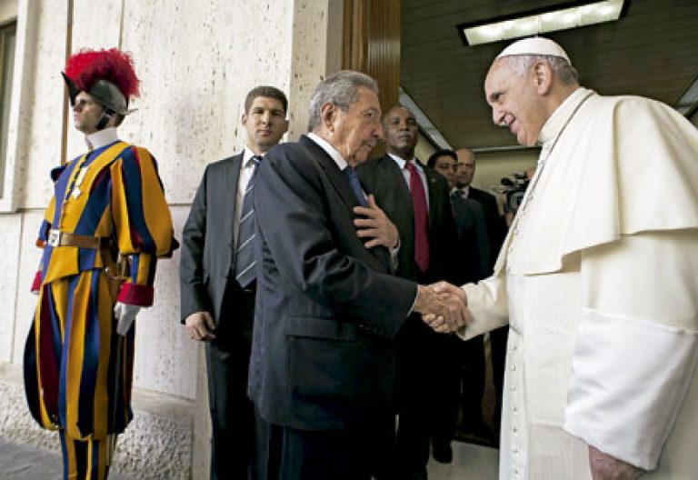 papa Francisco recibe a Raúl Castro, presidente de Cuba, en el Vaticano 10 mayo 2015