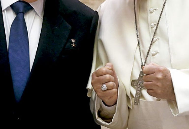 papa Francisco recibe a Raúl Castro, presidente de Cuba, en el Vaticano 10 mayo 2015