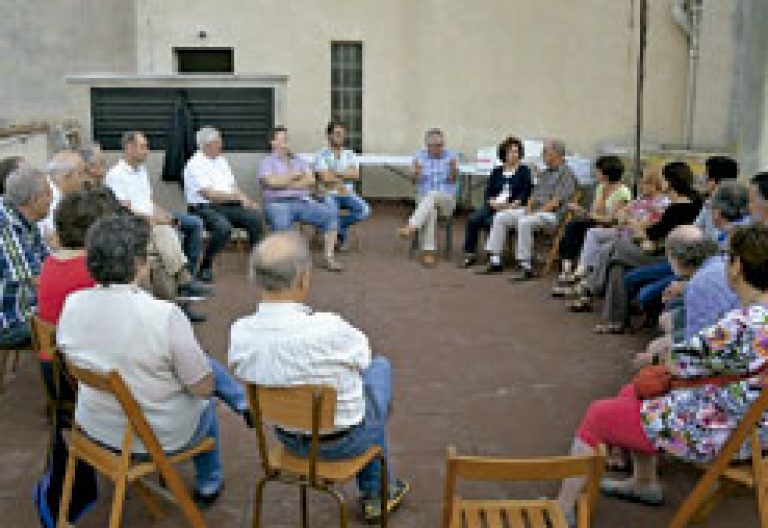 reunión por el proyecto de pisos sociales en el edificio del Seminario de Lleida cedido por el obispo Joan Piris, terminados en 2015