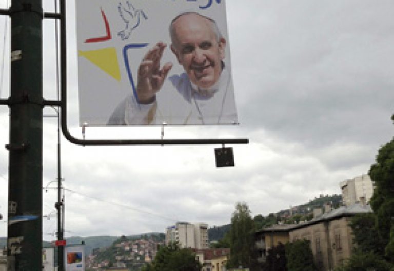 cartel papa Francisco anunciando el próximo viaje a Sarajevo 6 junio 2015