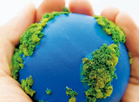 imagen de una representación del planeta Tierra en manos de una persona