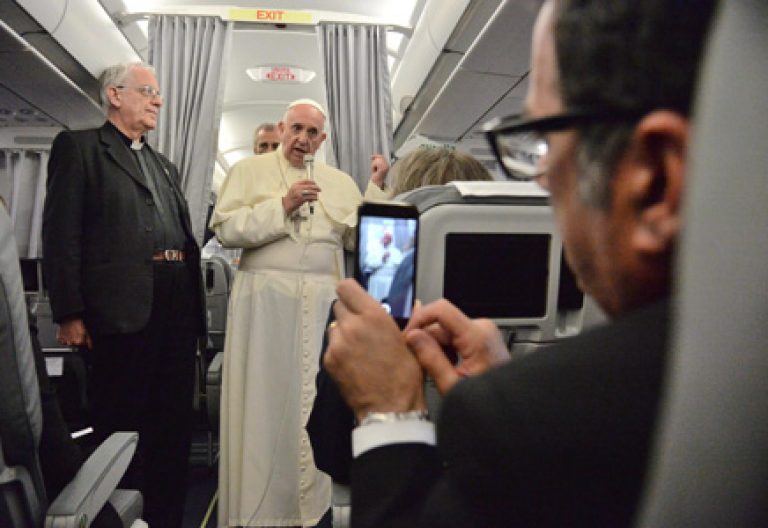 rueda de prensa el papa Francisco en el avión de vuelta del viaje de Sarajevo a Roma 6 junio 2015