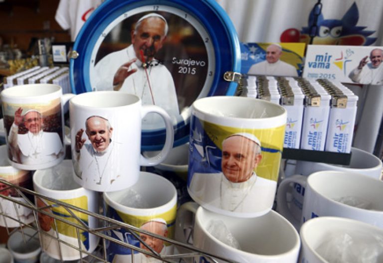 merchandising tazas platos mecheros conmemorativos del viaje del papa Francisco a Sarajevo