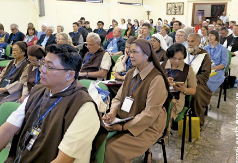 religiosos participantes en el III Encuentro de Nuevas Formas de Vida Consagrada Roma mayo 2015