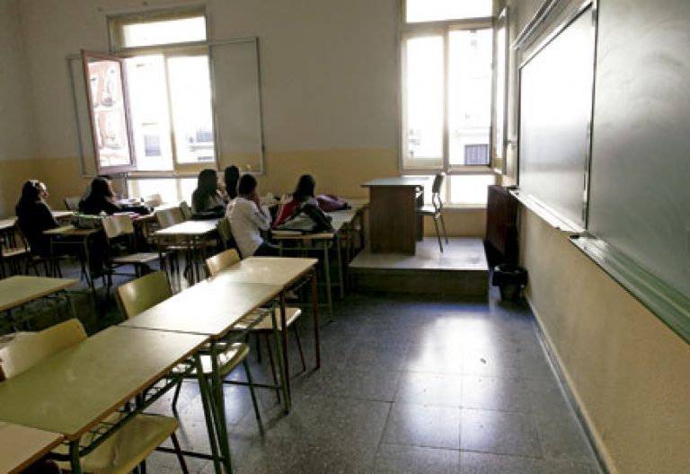 alumnos estudiantes jóvenes en un aula en la escuela
