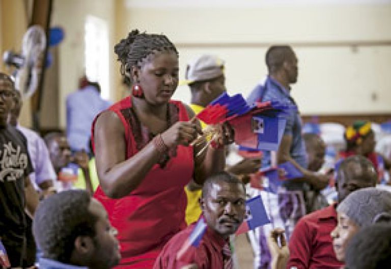 inmigrantes haitianos en Brasil en la fiesta de la bandera
