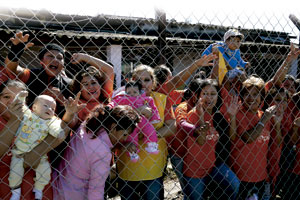 madres y niños en la cárcel de palmasola esperan al papa Francisco viaje a Ecuador, Bolivia y Paraguay julio 2015
