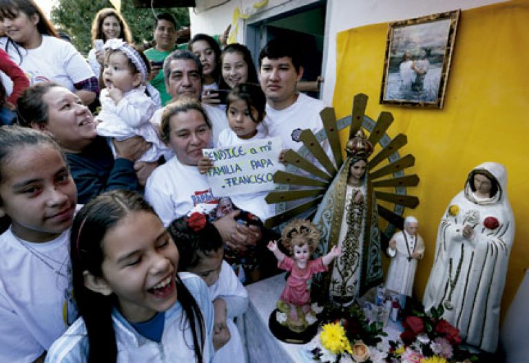 madres y niños en Paraguay esperan al papa Francisco viaje a Ecuador, Bolivia y Paraguay julio 2015