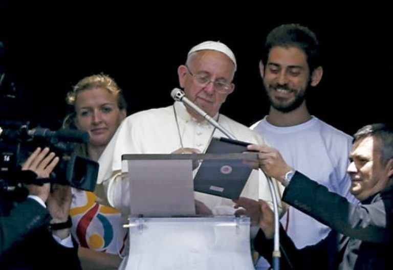 papa Francisco con un iPad se inscribe en la JMJ Cracovia 2016