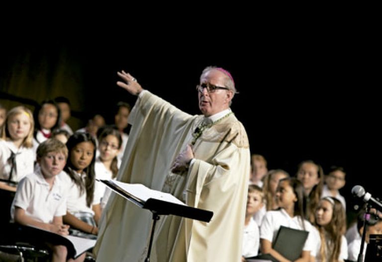 obispo predicando una homilía durante una celebración con jóvenes