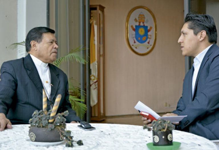 Norberto Rivera Carrera, cardenal arzobispo de la Ciudad de México con el periodista Felipe Monroy, director de VN México