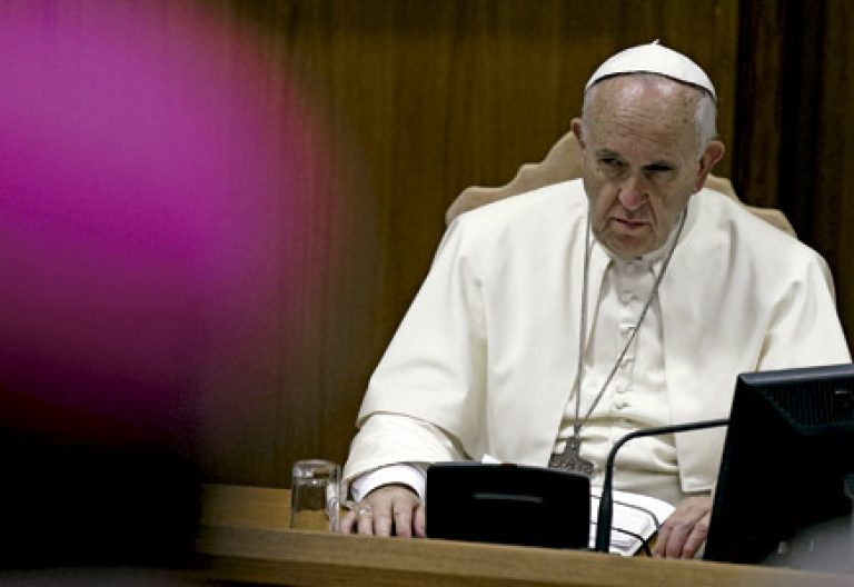 papa Francisco con gesto serio levanta la ceja mientras mira a cardenales