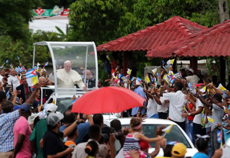 papa Francisco en papamovil a su llegada a Santiago de Cuba 21 septiembre 2015
