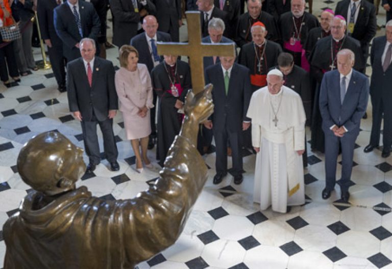 papa Francisco en el Congreso de los Estados Unidos ante la estatua de fray Junípero Serra 24 septiembre 2015