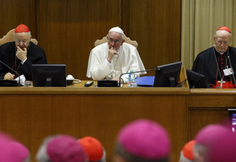 apertura del Sínodo de la Familia 2015 con el papa Francisco y los cardenales Lorenzo Baldisseri y Peter Erdo