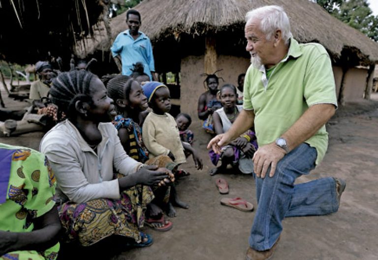 misionero en África en un poblado rural con mujeres y niños