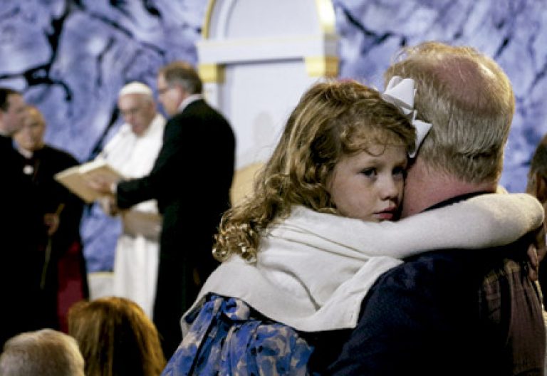 niña con su padre en el VIII Encuentro Mundial de las Familias en Filadelfia con el papa Francisco septiembre 2015
