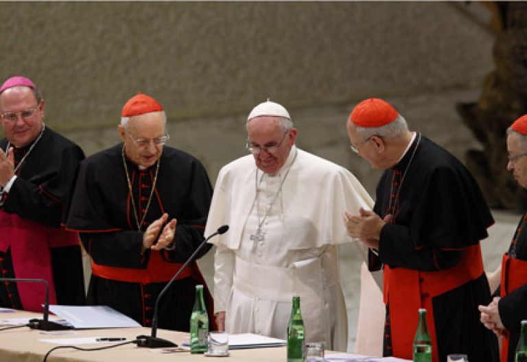 papa Francisco con varios cardenales en el acto de celebración 50 aniversario Sínodo de los Obispos 17 octubre 2015