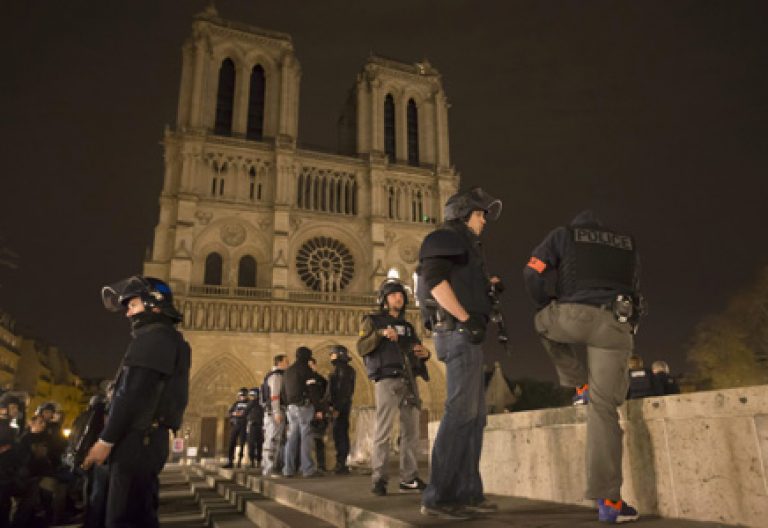 policía francesa en los alrededores de la catedral de Notre Dame de París atentados 13 noviembre 2015