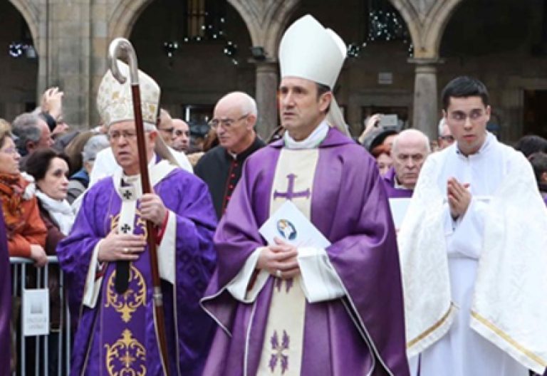 Jesús Fernández González, obispo auxiliar de Santiago de Compostela, en la celebración de apertura de la Puerta Santa e inauguración del Año Santo de la Misericordia 13 diciembre 2015