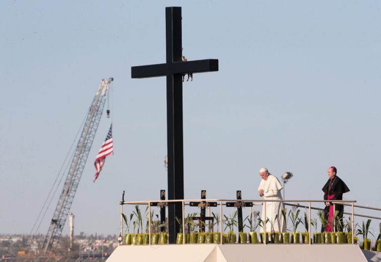 papa Francisco reza en Ciudad Juárez en la frontera México-Estados Unidos ante cruces en memoria de migrantes fallecidos