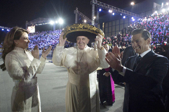 papa Francisco aterriza en el aeropuerto de Ciudad de México primer recibimiento 12 febrero 2016