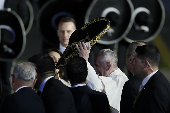 papa Francisco aterriza en el aeropuerto de Ciudad de México primer recibimiento 12 febrero 2016
