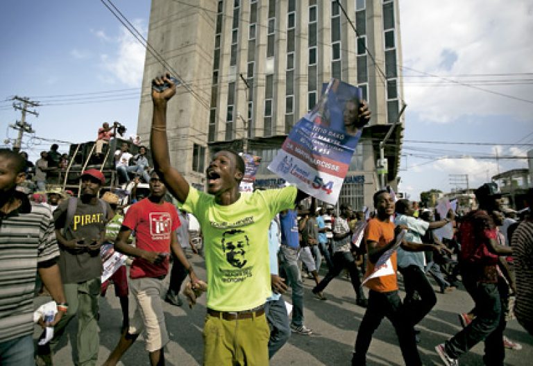 grupo de jóvenes opositores en Haití se manifiesta contra el presidente Michel Martelly cuando dimite febrero 2016