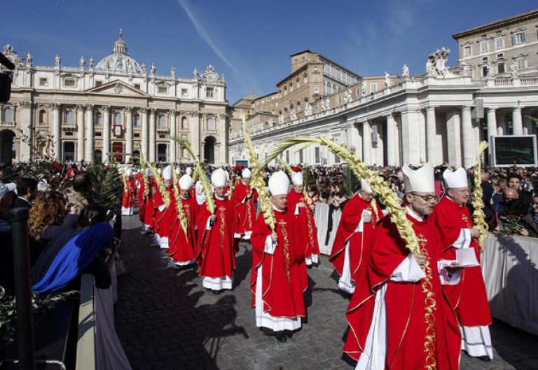 procesión de obispos con palmas misa de Domingo de Ramos en la Plaza de San Pedro del Vaticano 20 marzo 2016