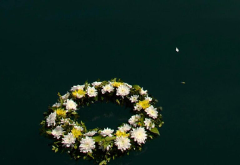 Corona de flores lanzada al mar por el Papa en Lesbos