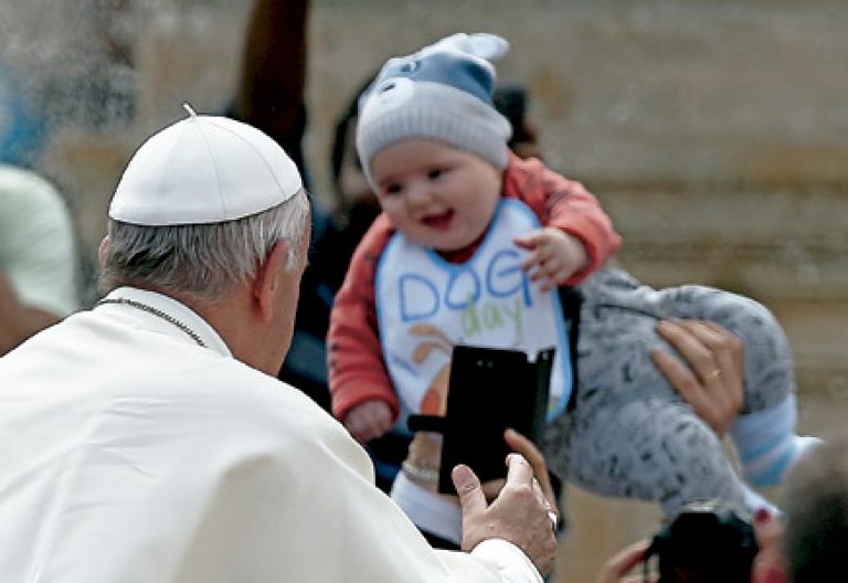 papa Francisco con un bebé en una audiencia general