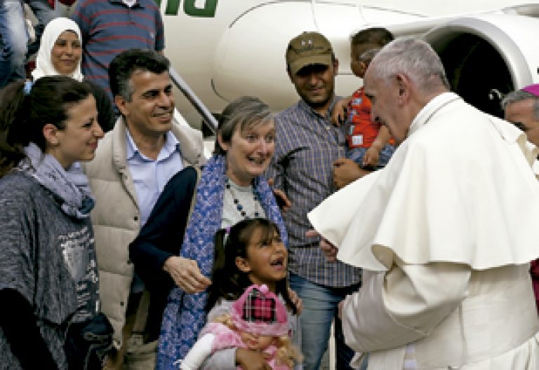 papa Francisco con los refugiados sirios que se trajo de Lesbos y ahora serán acogidos en el Vaticano, llegada al aeropuerto de Roma, 16 abril 2016